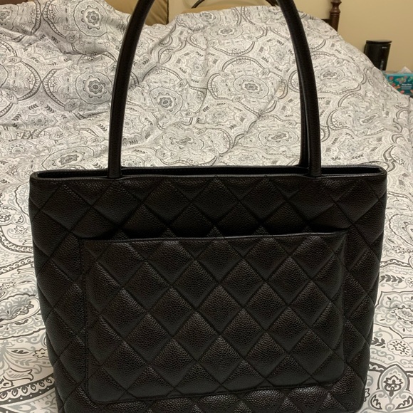 Chanel Caviar Medallion tote. Excellent condition, no rip, tear, well kept. - Picture 5 of 12